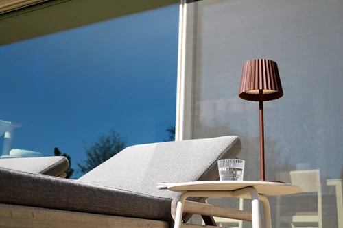 Lucide JUSTINE - wiederaufladbare Tischlampe Innen/Außen - Akku/Batterie - LED Dim. - 1x2W 2700K - IP54 - Mit kabelloser Ladestation - Rostfarbe - Atmosphäre 2